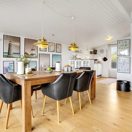 3 Bedroom Awesome In Prázdninový dům *