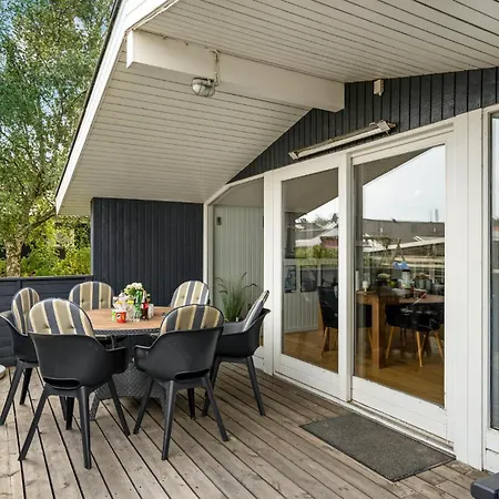 3 Bedroom Awesome In Prázdninový dům *